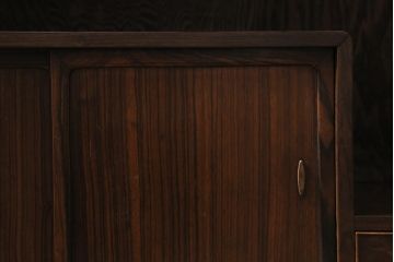 アンティーク家具　昭和初期　前面縞黒檀・中桐材　透かし彫りの意匠がアクセントになった茶箪笥(茶棚、戸棚、収納棚)(R-043374)