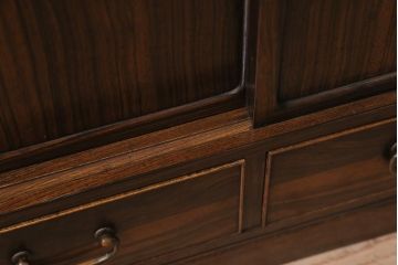 アンティーク家具　昭和初期　前面縞黒檀・中桐材　透かし彫りの意匠がアクセントになった茶箪笥(茶棚、戸棚、収納棚)(R-043374)