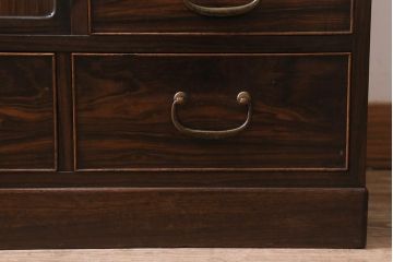 アンティーク家具　昭和初期　前面縞黒檀・中桐材　透かし彫りの意匠がアクセントになった茶箪笥(茶棚、戸棚、収納棚)(R-043374)