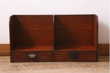 アンティーク雑貨　引き出し付き　取っ手がおしゃれな木製の本立て(ブックスタンド)(R-043377)