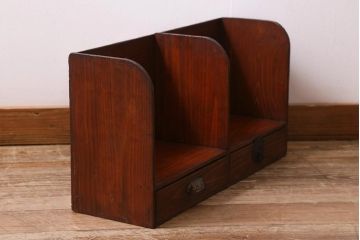 アンティーク雑貨　引き出し付き　取っ手がおしゃれな木製の本立て(ブックスタンド)(R-043377)