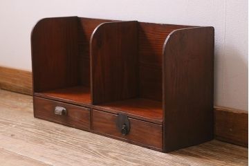 アンティーク雑貨　引き出し付き　取っ手がおしゃれな木製の本立て(ブックスタンド)(R-043377)