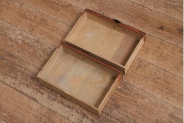 アンティーク雑貨　引き出し付き　取っ手がおしゃれな木製の本立て(ブックスタンド)(R-043377)