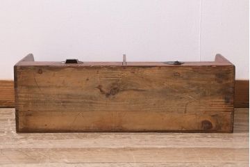 アンティーク雑貨　引き出し付き　取っ手がおしゃれな木製の本立て(ブックスタンド)(R-043377)