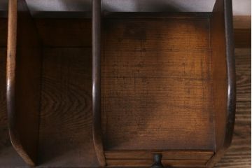 アンティーク雑貨　引き出し付き　栓材　木製の本立て(ブックスタンド)(R-043378)