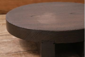 アンティーク雑貨　総ケヤキ材　花台にぴったりな古い味わいのある釜の蓋(飾り台、飾り棚)(R-043379)