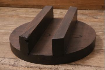 アンティーク雑貨　総ケヤキ材　花台にぴったりな古い味わいのある釜の蓋(飾り台、飾り棚)(R-043379)