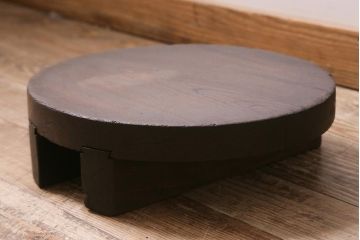 アンティーク雑貨　総ケヤキ材　花台にぴったりな古い味わいのある釜の蓋(飾り台、飾り棚)(R-043379)