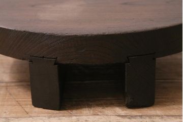 アンティーク雑貨　総ケヤキ材　花台にぴったりな古い味わいのある釜の蓋(飾り台、飾り棚)(R-043379)