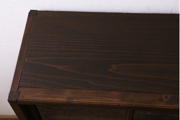 アンティーク家具　大正昭和初期　ヒノキ材　木の質感が味わい深いレトロなガラス戸棚(収納棚、飾り棚、食器棚)(R-043381)