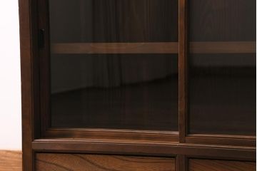 アンティーク家具　大正昭和初期　ヒノキ材　木の質感が味わい深いレトロなガラス戸棚(収納棚、飾り棚、食器棚)(R-043381)