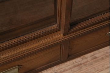 アンティーク家具　大正昭和初期　ヒノキ材　木の質感が味わい深いレトロなガラス戸棚(収納棚、飾り棚、食器棚)(R-043381)