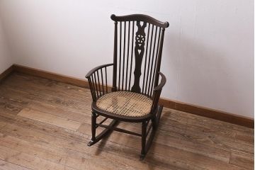 アンティーク家具　イギリスアンティーク　バーチ材　ホイールバックがポイントのロッキングチェア(椅子、板座チェア)(R-043382)