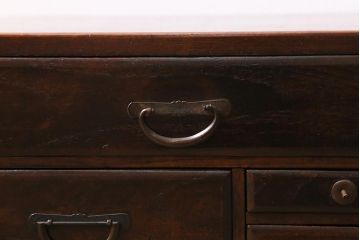 アンティーク家具　指物家具　総桑材　真鍮金具　上質な和の雰囲気漂う小引き出し(小物収納、卓上収納)(R-043384)