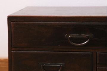 アンティーク家具　指物家具　総桑材　真鍮金具　上質な和の雰囲気漂う小引き出し(小物収納、卓上収納)(R-043384)