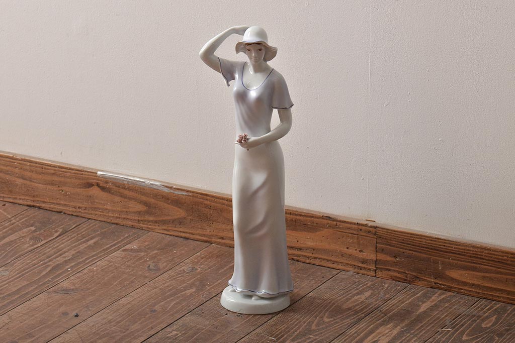 ハンガリー　HOLLOHAZA(ホロハーザ)　花を持つ女性　フィギュリン(磁器人形、ディスプレイ)(R-043392)