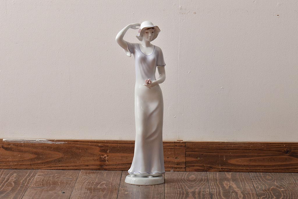 ハンガリー　HOLLOHAZA(ホロハーザ)　花を持つ女性　フィギュリン(磁器人形、ディスプレイ)(R-043392)