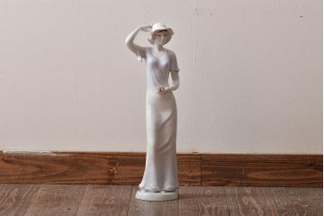 ハンガリー　HOLLOHAZA(ホロハーザ)　花を持つ女性　フィギュリン(磁器人形、ディスプレイ)(R-043392)