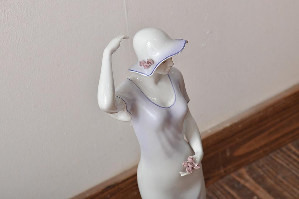 ハンガリー　HOLLOHAZA(ホロハーザ)　花を持つ女性　フィギュリン(磁器人形、ディスプレイ)(R-043392)