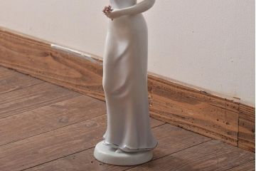 ハンガリー　HOLLOHAZA(ホロハーザ)　花を持つ女性　フィギュリン(磁器人形、ディスプレイ)(R-043392)