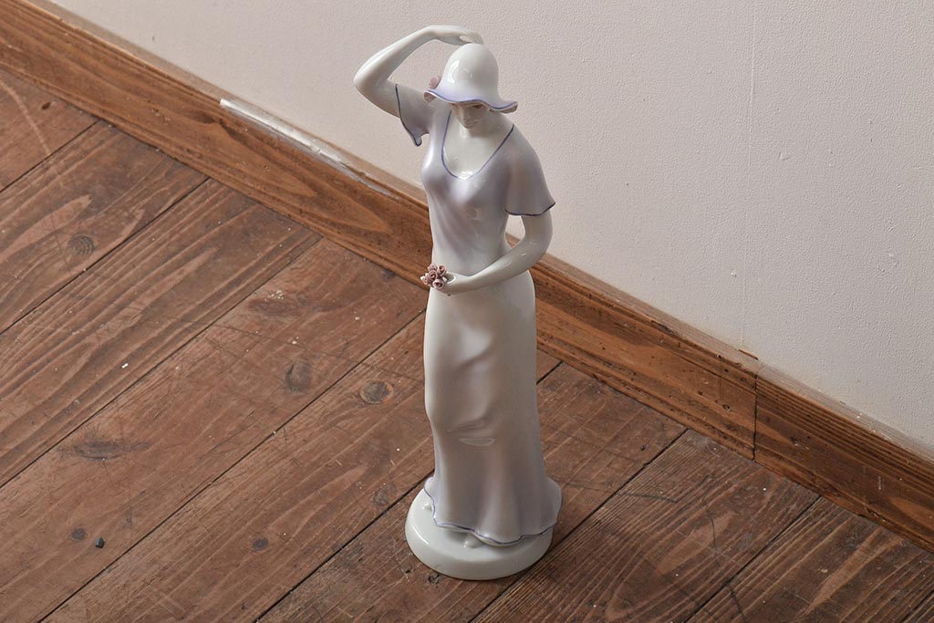 ハンガリー　HOLLOHAZA(ホロハーザ)　花を持つ女性　フィギュリン(磁器人形、ディスプレイ)(R-043392)