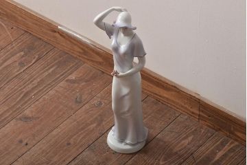 ハンガリー　HOLLOHAZA(ホロハーザ)　花を持つ女性　フィギュリン(磁器人形、ディスプレイ)(R-043392)