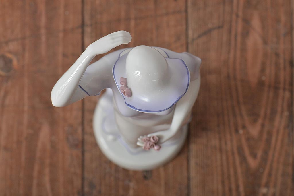 ハンガリー　HOLLOHAZA(ホロハーザ)　花を持つ女性　フィギュリン(磁器人形、ディスプレイ)(R-043392)