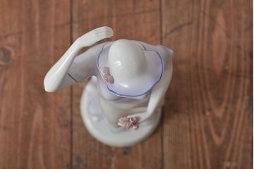 ハンガリー　HOLLOHAZA(ホロハーザ)　花を持つ女性　フィギュリン(磁器人形、ディスプレイ)(R-043392)