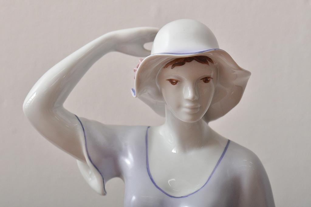 ハンガリー　HOLLOHAZA(ホロハーザ)　花を持つ女性　フィギュリン(磁器人形、ディスプレイ)(R-043392)