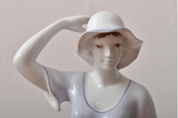 ハンガリー　HOLLOHAZA(ホロハーザ)　花を持つ女性　フィギュリン(磁器人形、ディスプレイ)(R-043392)