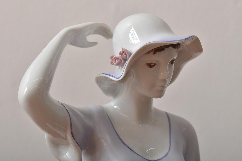 ハンガリー　HOLLOHAZA(ホロハーザ)　花を持つ女性　フィギュリン(磁器人形、ディスプレイ)(R-043392)