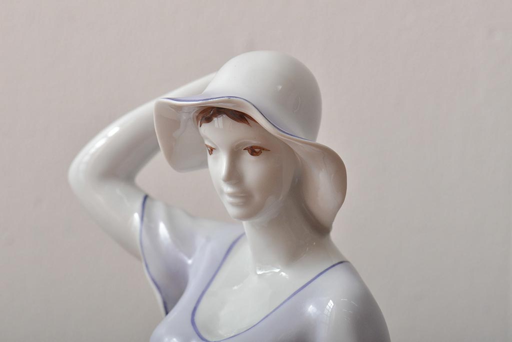 ハンガリー　HOLLOHAZA(ホロハーザ)　花を持つ女性　フィギュリン(磁器人形、ディスプレイ)(R-043392)