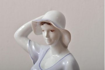 ハンガリー　HOLLOHAZA(ホロハーザ)　花を持つ女性　フィギュリン(磁器人形、ディスプレイ)(R-043392)