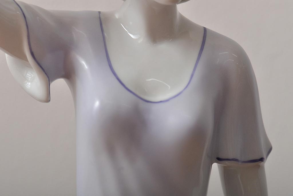 ハンガリー　HOLLOHAZA(ホロハーザ)　花を持つ女性　フィギュリン(磁器人形、ディスプレイ)(R-043392)