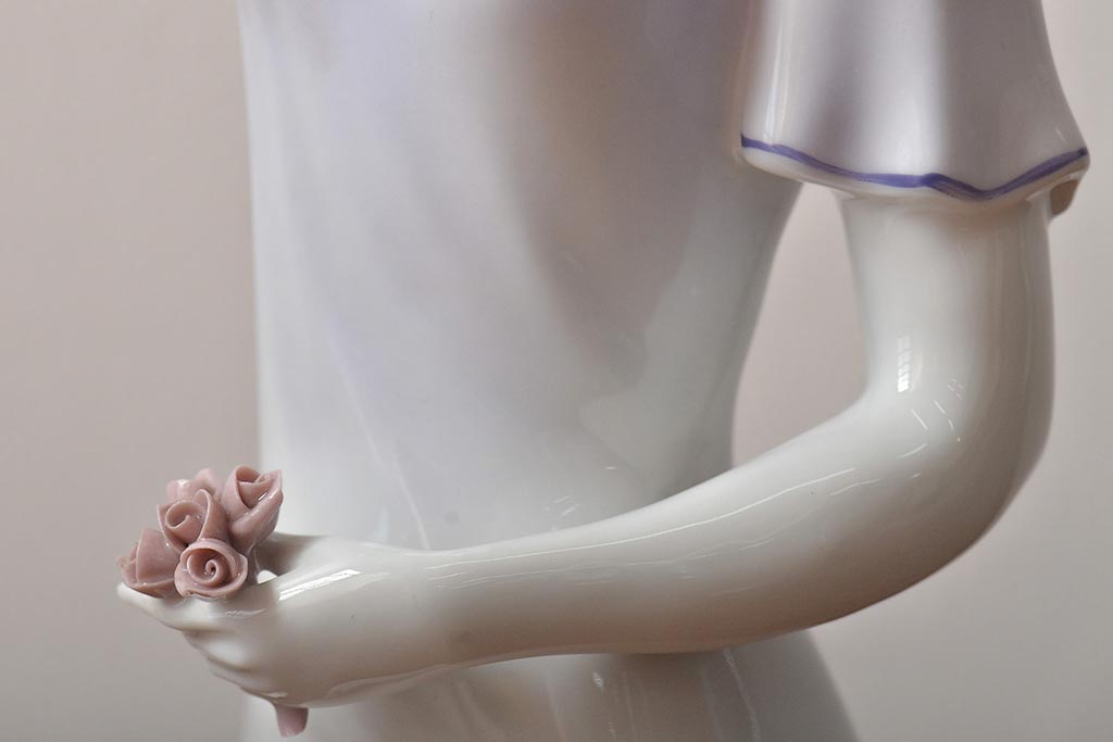 ハンガリー　HOLLOHAZA(ホロハーザ)　花を持つ女性　フィギュリン(磁器人形、ディスプレイ)(R-043392)