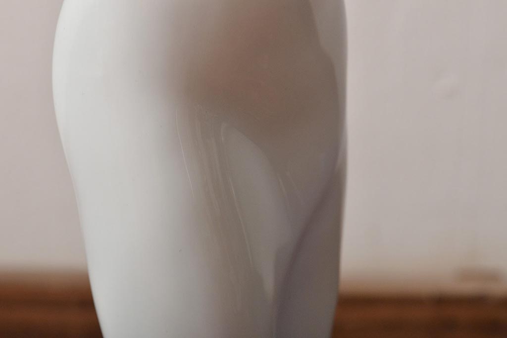 ハンガリー　HOLLOHAZA(ホロハーザ)　花を持つ女性　フィギュリン(磁器人形、ディスプレイ)(R-043392)