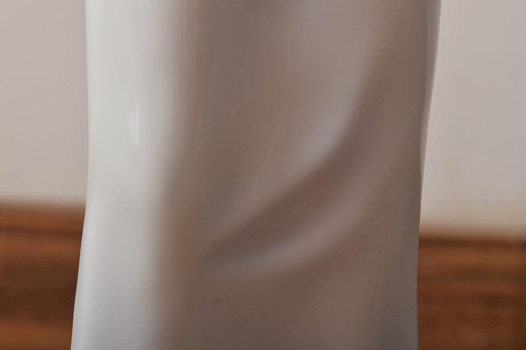 ハンガリー　HOLLOHAZA(ホロハーザ)　花を持つ女性　フィギュリン(磁器人形、ディスプレイ)(R-043392)