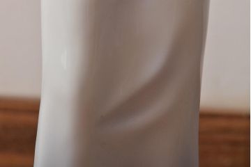 ハンガリー　HOLLOHAZA(ホロハーザ)　花を持つ女性　フィギュリン(磁器人形、ディスプレイ)(R-043392)