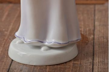 ハンガリー　HOLLOHAZA(ホロハーザ)　花を持つ女性　フィギュリン(磁器人形、ディスプレイ)(R-043392)