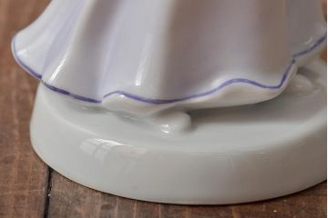 ハンガリー　HOLLOHAZA(ホロハーザ)　花を持つ女性　フィギュリン(磁器人形、ディスプレイ)(R-043392)