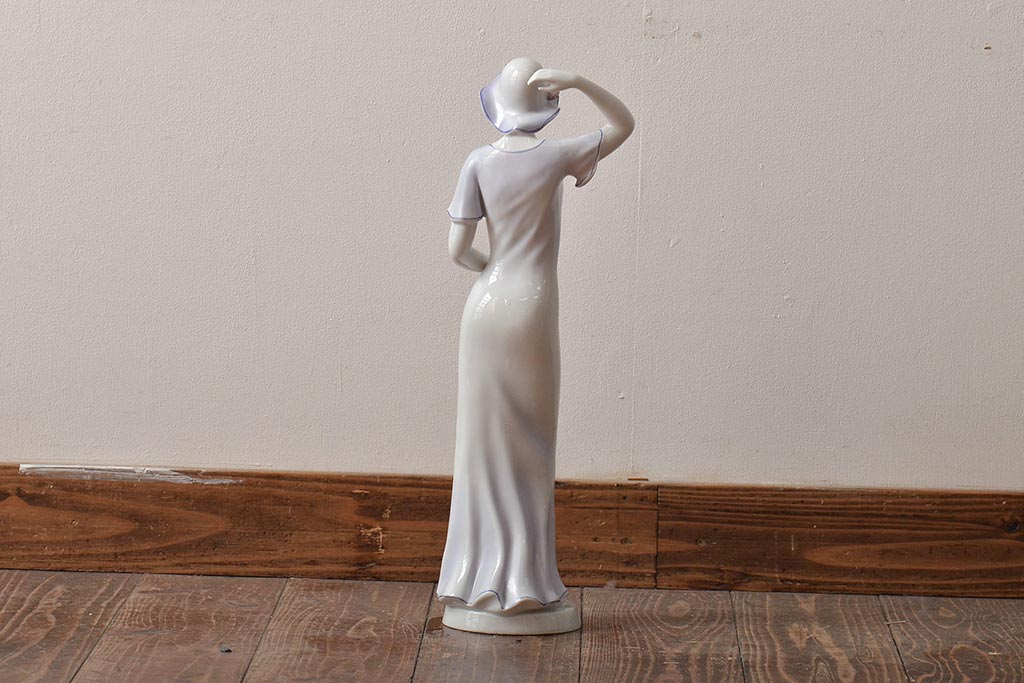 ハンガリー　HOLLOHAZA(ホロハーザ)　花を持つ女性　フィギュリン(磁器人形、ディスプレイ)(R-043392)