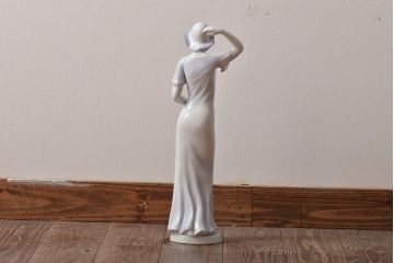 ハンガリー　HOLLOHAZA(ホロハーザ)　花を持つ女性　フィギュリン(磁器人形、ディスプレイ)(R-043392)