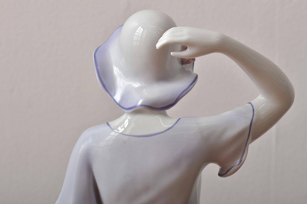 ハンガリー　HOLLOHAZA(ホロハーザ)　花を持つ女性　フィギュリン(磁器人形、ディスプレイ)(R-043392)