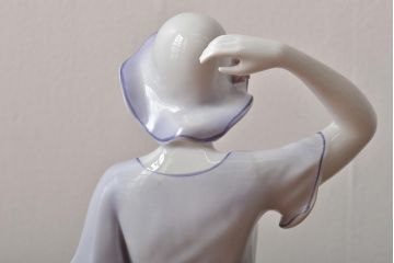 ハンガリー　HOLLOHAZA(ホロハーザ)　花を持つ女性　フィギュリン(磁器人形、ディスプレイ)(R-043392)