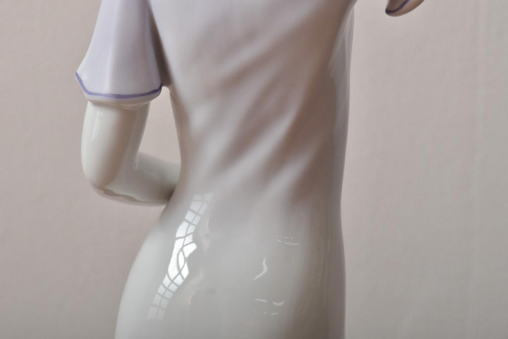 ハンガリー　HOLLOHAZA(ホロハーザ)　花を持つ女性　フィギュリン(磁器人形、ディスプレイ)(R-043392)