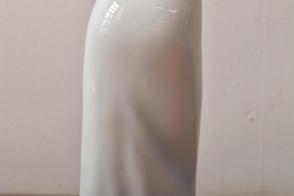 ハンガリー　HOLLOHAZA(ホロハーザ)　花を持つ女性　フィギュリン(磁器人形、ディスプレイ)(R-043392)