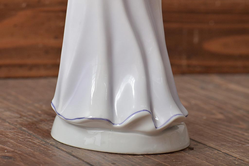 ハンガリー　HOLLOHAZA(ホロハーザ)　花を持つ女性　フィギュリン(磁器人形、ディスプレイ)(R-043392)