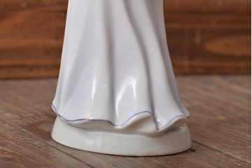 ハンガリー　HOLLOHAZA(ホロハーザ)　花を持つ女性　フィギュリン(磁器人形、ディスプレイ)(R-043392)