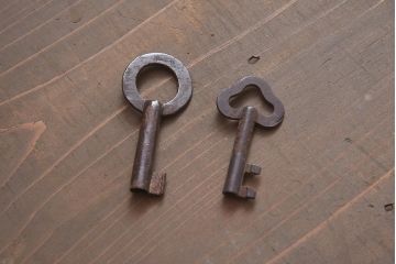 アンティーク家具　明治大正期　前面欅(ケヤキ)材・玉杢材　漆塗り　重ね水屋箪笥(和箪笥、戸棚)(R-043432)