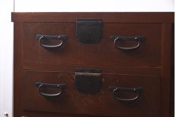 アンティーク家具　明治大正期　前面欅(ケヤキ)材・玉杢材　漆塗り　重ね水屋箪笥(和箪笥、戸棚)(R-043432)